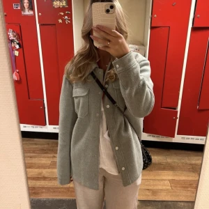 Kappa - Grönaktig kappa ifrån nakd i storlek 36!