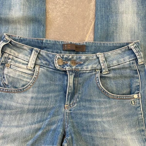 Object jeans - Säljer dessa jeans ifårn object då de är lite stora i midjan på mig💕supersnygga fickor och har dubbelknappar fram och är i mycket bra skick