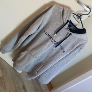 Tommy Hilfiger hoodie - Hel, fin och ren Tommy Hilfiger tröja. Säljs då jag har fler i olika färger och inte använder just den här. Köparen står för frakten skicka meddelande om du vill ha fler saker, så du inte behöver betalar massa frakt 😊
