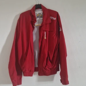 Jacka Doyle Sailmakers - Säljes Doyle Sailmakers. Fin vintage jacka som har hängt i garderoben i flera. Fint skick utan några skador.