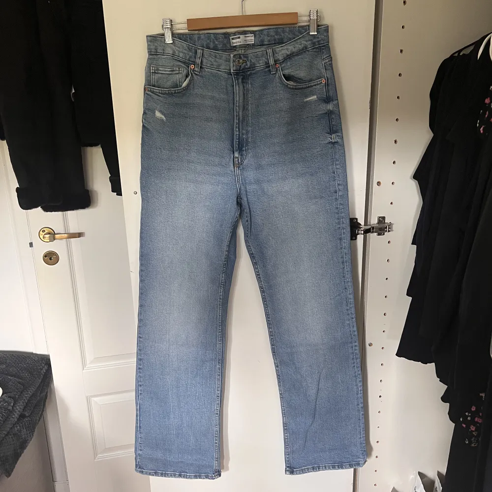 Ett par jeans från Bershka i modellen Straight Slim. Aldrig använda i storlek 42 med 2% elastan. Jeans & Byxor.