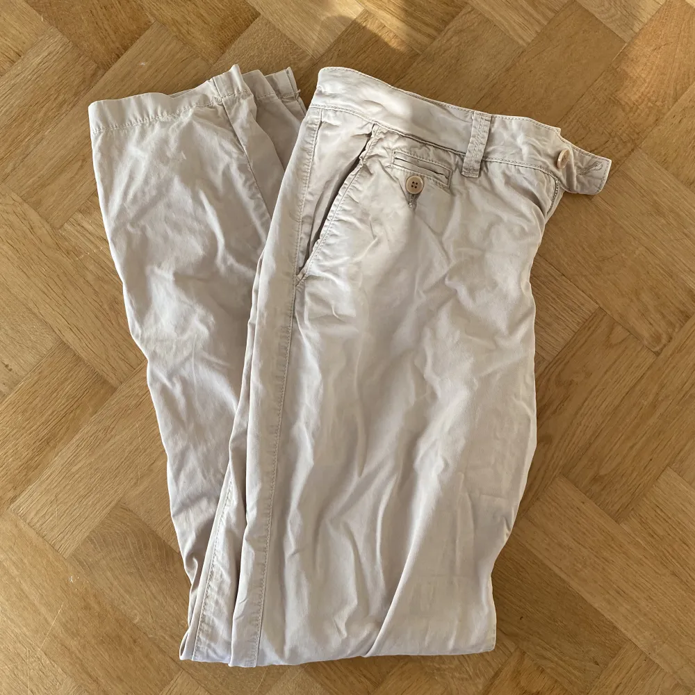 Säljer dessa snygga ljusbeiga chinos byxorna i storlek 40. Från Espirit. Aldrig använda 💕. Jeans & Byxor.