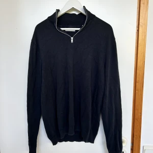 Jack & Jones Half zip - Jack & Jones Half zip, säljer då jag inte använder den längre. Bra skick då den är knappast använd