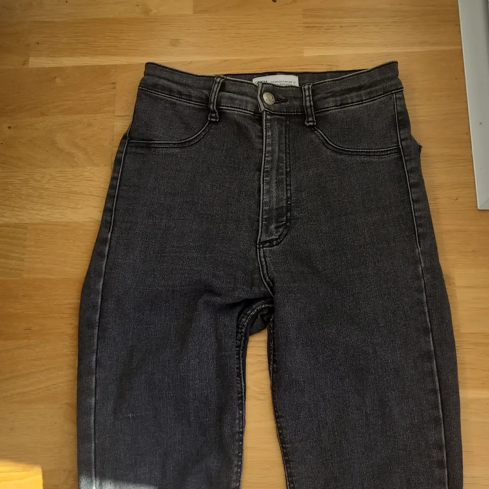 Högmidjade skinnyjeans från Zara i en härlig grå färg i stl 34. I bra skick, bara något slitna mellan låren men inte alls mycket.. Jeans & Byxor.