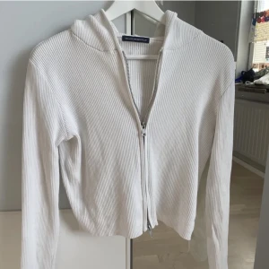 Kofta - En superfin kofta från brandy Melville använd Max 2 gånger, onesize men passar mig som bär s/m❤️