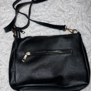 Väska - Fin svart väska, aldrig använd