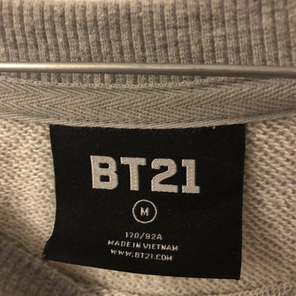 BT21 tröja, skapad av BTS, storlek M. Rymlig! Mysig! Köpt i Sydkorea 2018. Ordinarie pris runt 400 kr. . Tröjor & Koftor.