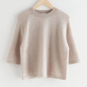 Stickad t shirt  - Jätte fin stickad t shirt av alpacka från & Other stories. Jätte skön och jätte mysig tröja i storlek XS i perfekt skick men tyvärr förliten för min smak. Kom gärna med bud! Nypris 690kr 