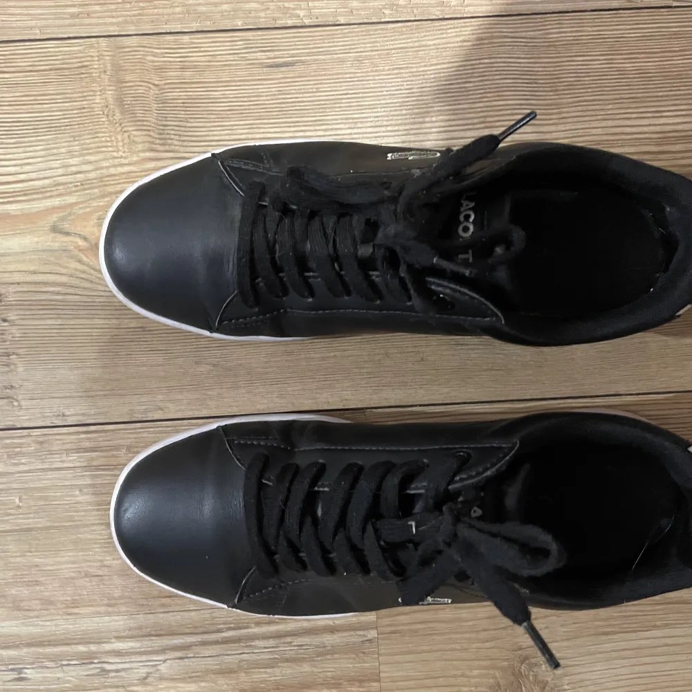 Sälje mina svarta Lacoste skor eftersom de ej kommer till andvändning, ny pris 1200kr. Skor.