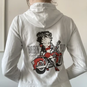 Y2k Betty boop kofta - Såå fin Betty boop kofta! Så unik. Den enda defekten är att den e lite nopprig och har en svag svag fläck på armen, se sista bilden. 