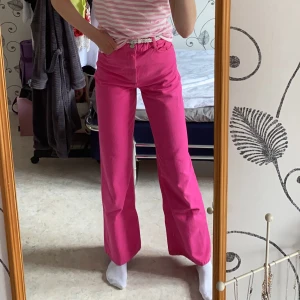 Rosa jeans - Underbara jeans från Zara som tyvärr blivit för små! Vida i benen och rätt långa! 🩷Använda men inga fel på de!