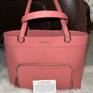 Äkta Calvin Klein - Finns inte så mycket mer att berätta mer än att den är helt ny och att den är äkta. Men ny pris 1000kr. Kan inte så mycket mer om det jag skrivit men är det nått du vill fråga så bara skriv i dm. 🩷  Kanske om ni vill ha mer foto på insidan osv!