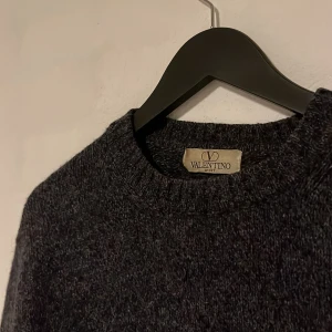 Valentino stickad tröja - Säljer en valentino tröja som är stickad. Säljer för den var för stor. Den är ganska tjock så passar perfekt till vinter, den har inga defekter eller skador och är i 9/10 skick. Nypris:3000kr Pris kan diskuteras vid en snabb affär.