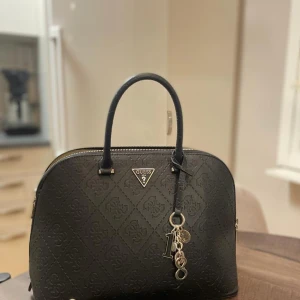 Guess väska  - Säljer min guess väska, köpt för 1200kr, inga skador eller fel på väskan. Som ny