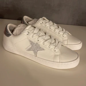 Skor med stjärnor  - Jätte fina skor från next, helt oanvända bara provade. Säljer pga köp av fel storlek. Nypris 520kr säljer för 450🥰