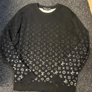 Louis Vuitton Monogram Sweatshirt  Size: Medium Cond: 8.5/10 Pris: 7500:-