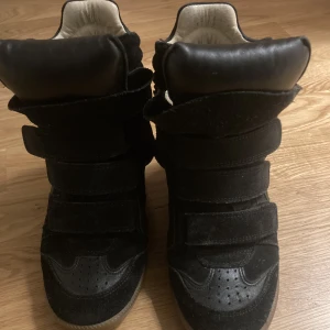 Isabel Marant Bekett Skor🌟 - Intressekoll för mina snygga Isabel Marant skor⭐️ Är inte säker om jag vill sälja dom men funderar över det för dom är lite för stora❤️ (brukar ha 35-36) Kan också bytta om någon har ett par som är i storlek 35🥰