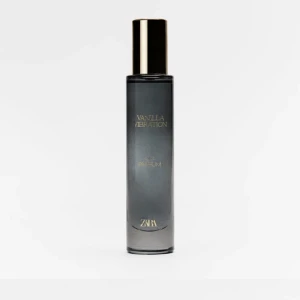 Zara parfym VANILLA VIBRATION  - Doftar vanilj och lite mysiga höst/vinter kryddor 😍🍂☕️⛄️ swipea till sista bilden för att se topnoterna i parfymen☺️. Man kan se på bild 2 och hur mycket som finns kvar i flaskan ✨