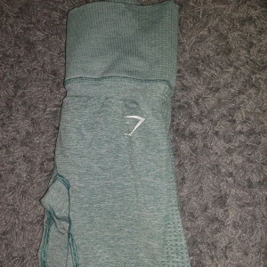 Gymshark Vital Seamless  - Välanvända, några få minihål här och där samt smått slitna, funkar dock att använda ändå.