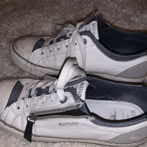 Vita skor - Användes under sommaren, skaver lite på hälarna, lite repor typ på framsidan går säkert bort med handsprit men har inte det själv