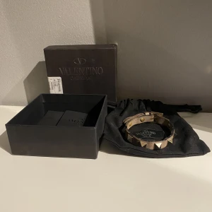 Valentino armband  - Tja, säljer nu detta Valentino armbandet i färgen beige. Armbandet är i bra skicka (7/10) har en liten defekt som är enkelt att fixa! OBS endast armbandet tillkommer i detta köp!   Mvh/ Zlatan
