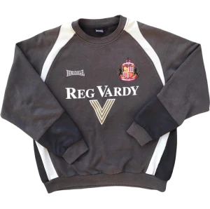 Vintage Sunderland Sweatshirt - Riktigt cool fotbollströja från det ikoniska engelska laget Sunderland. Tröjan är i bra skick, ställ gärna frågor!😊