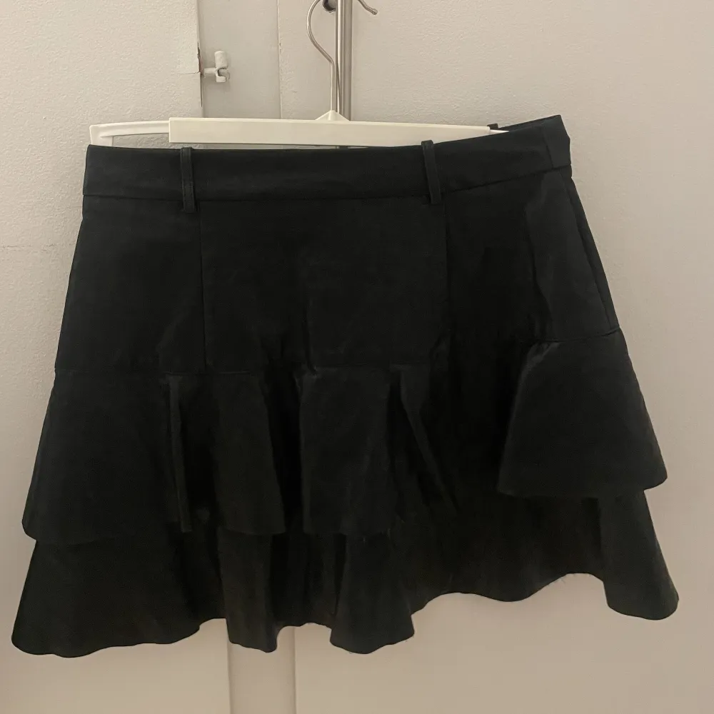en jätte söt kort skinn kjol som ej kommer till användning. från zara! storlek s. säljer för 70 + frakt . Kjolar.