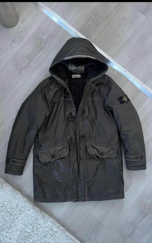 Stone Island  - Stone Island Mussola Gommata.  Jubileumsjackan som släpptes 2012 när Stone Island fyllde 30 är. EXTREMT unik och sällsynt jacka som är sjukt svår att få tag på. Ännu svårare att hitta i såhär fint skick.  Nypris cirka 20.000.  Storlek XL 6000 eller bud :)