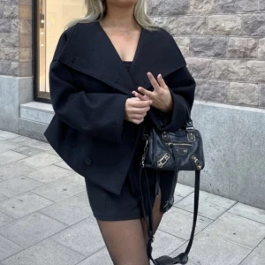 Kort svart kappa från NAKD - Sjukt snygg kort kappa från NAKD. Slutsåld på hemsidan. Köpt för 999kr