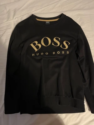 Hugo Boss Tröja - Tröjan är använda ett fåtal gånger, finns inga skador. Skick 8.5/10. Pris kan diskuteras.