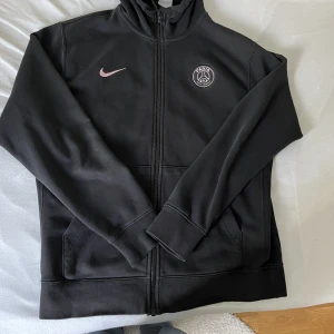 PSG X NIKE / Svart&Rosa Drill  - En tröja som jag köpte för ett tag sedan. Är 100% äkta. Bra och skön att ha på sig men också väldigt snygg. Vill sälja den då den ej passar mig mer ifall någon är intresserad. 