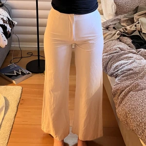 Cremefärgade kostymbyxor | Zara - Vit/beiga kostymbyxor i viskos. Ger en clean look utan fickor och är raka i modellen. De är knappt använda då de är både för små och för korta på mig, däremot hade de passat någon som är kortare än mig (173cm)!