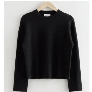 Other stories tröja  - Så fin och såå skön tröja från stories!! Nopprig där av de bra priset😌😌