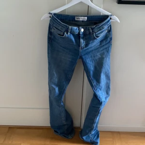 Snygga zara jeans - Hej! Nu säljer jag dessa as snygga jeans från zara för jag känner att de är inte riktigt så som jag vill ha de. De är jätte bra skick men de är lite sönder nere vid fötterna för jag är ganska kort så jag har gått upp de lite men annars är de super fina!❤️