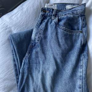 ett par snygga baggy straight jeans storlek 36, är förstora för mig så därav jag säljer dem