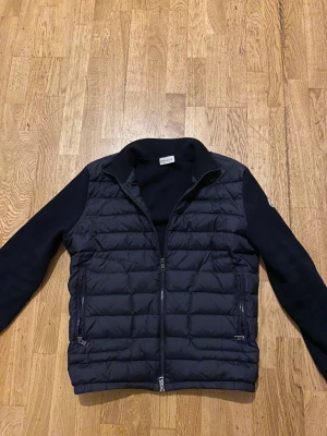 Moncler cardigan  - Tjena grabbar de ba animal hära, och jag säljer nu mina feta Moncler cardigan då jag inte andvänder den längre.Kan inte garantera äktenhet! Jackan är i toppen skick utan några större defekter. KNy pris ligger runt :9000kr mitt pris :4399kr