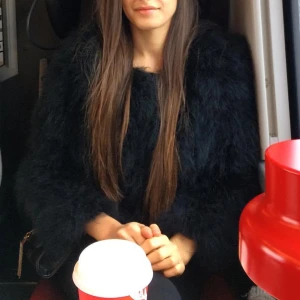 Nya fjäderjacka PelloBello, stl.S. - Ny Feather jacket classic black från Pello Bello, stl.S. Första bilden är ifrån min första Pello Bello jacka. Köpte en exakt likadan då min första började att bli sliten. Men har sedan dess bara hängt i min garderob orörd. Nypris:1490kr. Köp pris:1000kr.