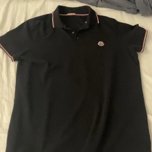 Moncler piké  - Säljer min piké då den inte kommer till nån användning. Det är nästan helt ny och är i ett riktigt fint skick! Kvittot finns! Hör av er för intresse 