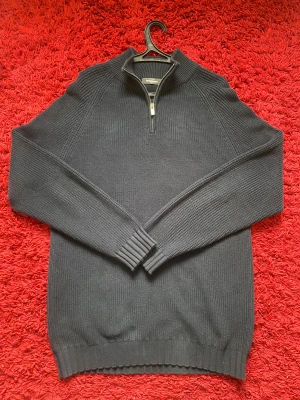 Tröja med dragkedja  - Helt ny ja har bara använd det en gång pris kan diskutera storlek XL o Mörkblå 