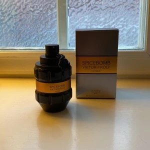 Spicebomb Extreme - Säljer denna 90 ml parfym. Endast använd 1-2 gånger och har mycket bra skick. Den har en ton av spicy, sött och varm vanilj doft. Rekommenderar verkligen den här för tonåringar och män. Skriv gärna vid intresse. Säljer vid bästa bud!