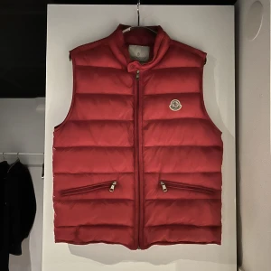 Moncler gui väst - Snygg Moncler gui väst i röd färg. Storlek 3/M. Bra skick endast tre små tidigare lagningar. Vid andra frågor eller funderingar är det bara att höra av sig 🔔