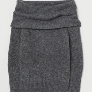 Grå stickad  - Säljer denna så fina stickade off-shoulder tröjan från HM 💗