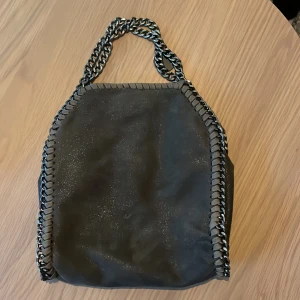 Liknande Stella McCartney  - Jätte fin grå liknande Stella McCartney inga defekter, är köpt här på Plick men köpte en annan istället, den är 30cm i längden och 25cm i bredden, skriv för mer bilder❤️