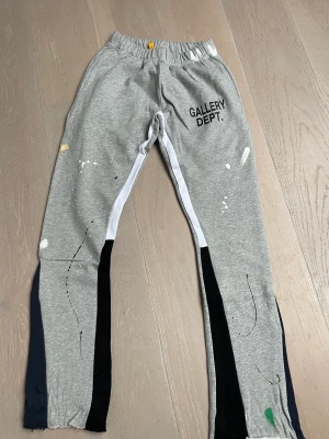 Gallery dept byxor - Helt nya gallery dept byxor. Storlek S 