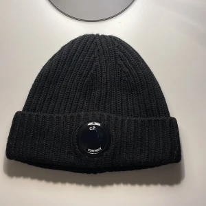 C.P. Company Mössa - Jättebra skick! Använd fåtal gånger! Men däremot är den mindre i storlek!