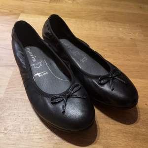 Ballerinaskor från tamaris, nyskick i storlek 37. Nypris 700kr!