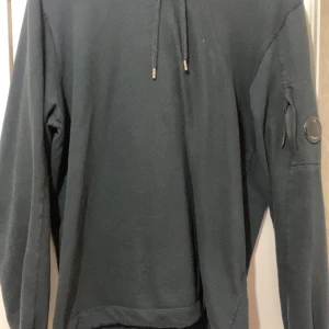 Cp company Hoodie  - Säljer min cp comapny hoodie som är typ helt ny, äkta och den kostar 2800 i nypris. Priset kan diskuteras vid snabbaffär 