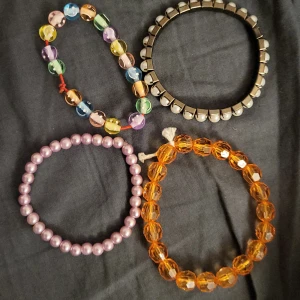 Lite random egengjorda armband  - Skriv gärna vilken du tar. Du kan få alla för 35 kronor annars 10 kronor styck😊 