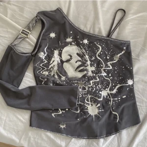 Fet tröja 🤍 - ❗️Lånade bilder från Alice Moss här på plick❗️💕Så cool tröja med silvrigt tryck och detaljer, storlek XS, fint skick! <3 DM vid frågor osv! 