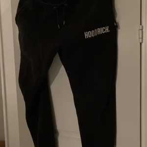 Hoodrich mjukisbyxor - Säljer mina hoodrich mjukis byxor för att dem inte passade. skick 9/10 strl M funkar om du har S